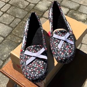 NEW IN BOX UGG HEART BELLE SHOES, SIZE 9